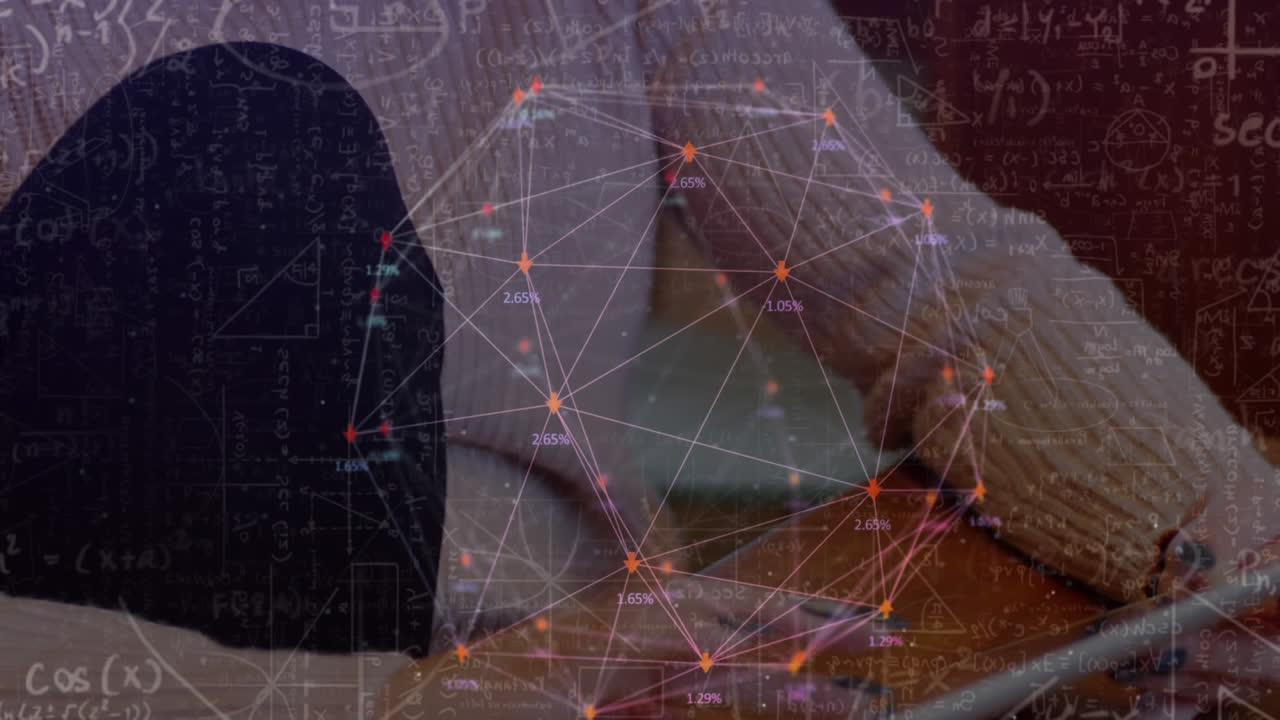 스마트폰을 사용하는 여성 위에 움직이는 수학 공식과 데이터 처리의 애니메이션