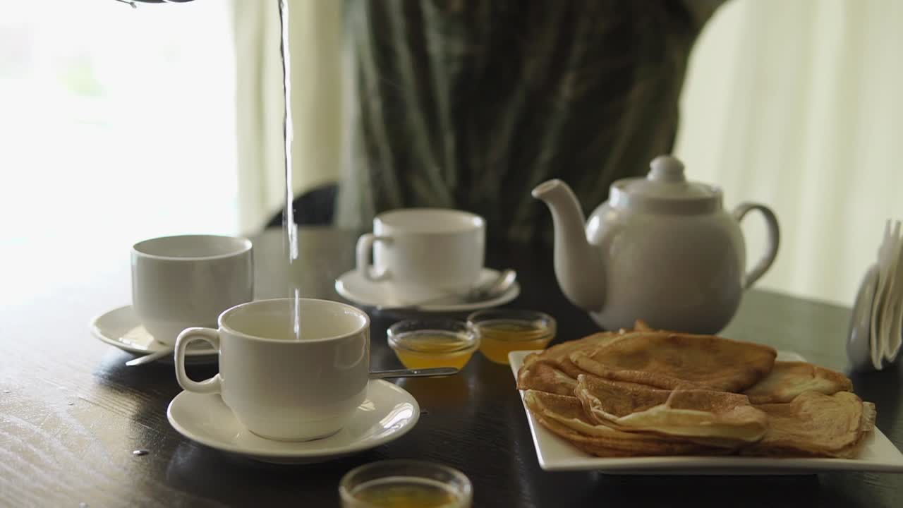 té y crepes para el desayuno
