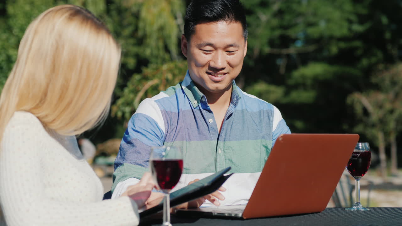 기술을 사용하여 행복한 커플 음주 및 흡연