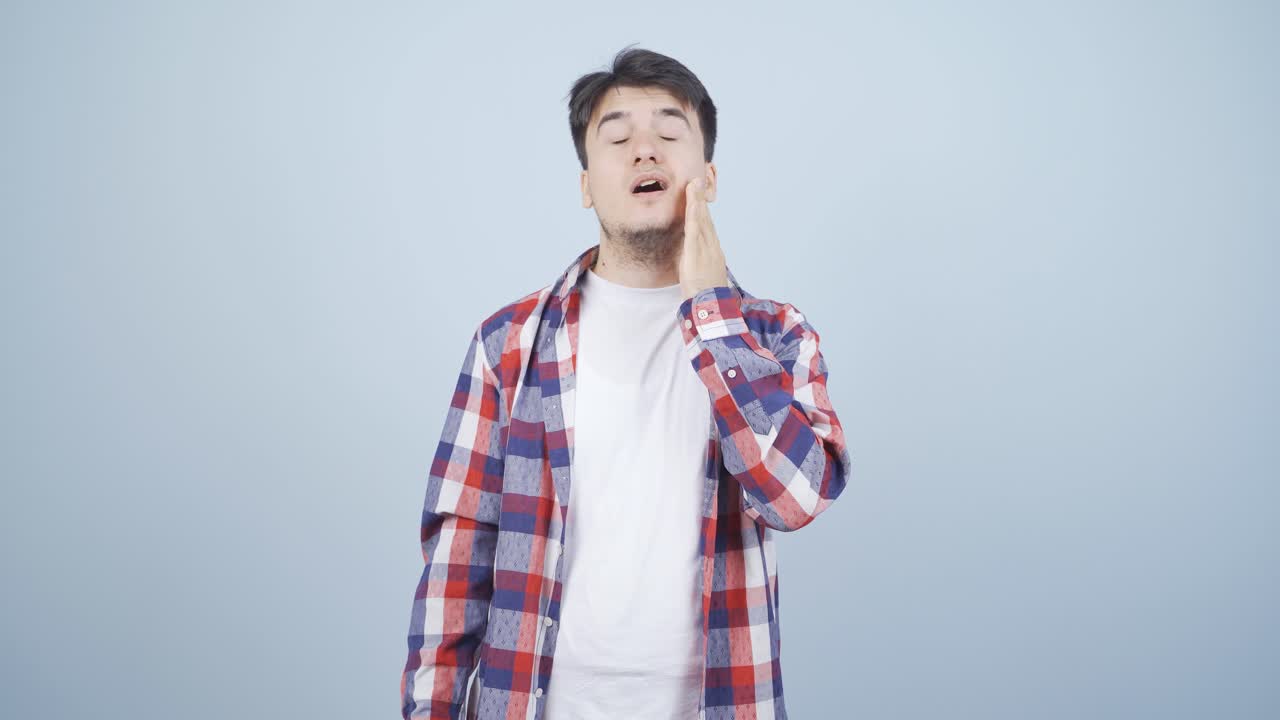 치통이 있는 남자.