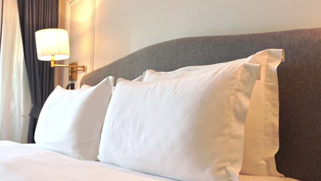 primer plano inclinado hacia abajo en una cama de suite de hotel de lujo