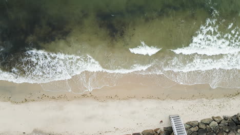 Vista-Superior-De-Las-Olas-Del-Mar-En-La-Playa-De-Dennisport,-Nantucket-Sound,-Massachusetts,-Estados-Unidos