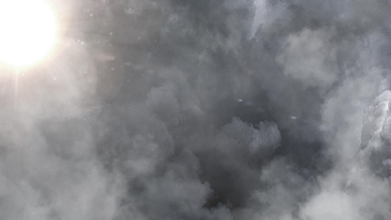 태양은 하늘의 짙은 먹구름을 배경으로 밝게 빛나고 있었다