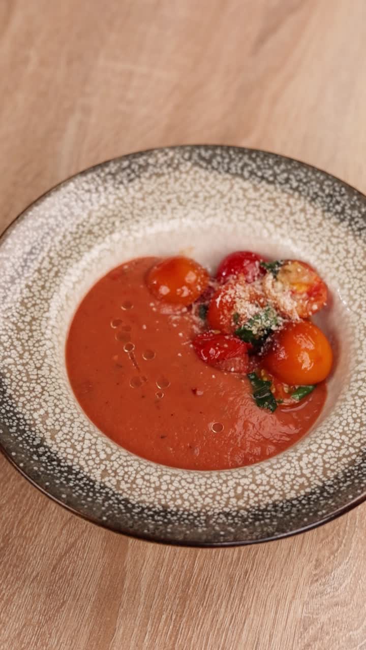 가스파초 수프와 토핑