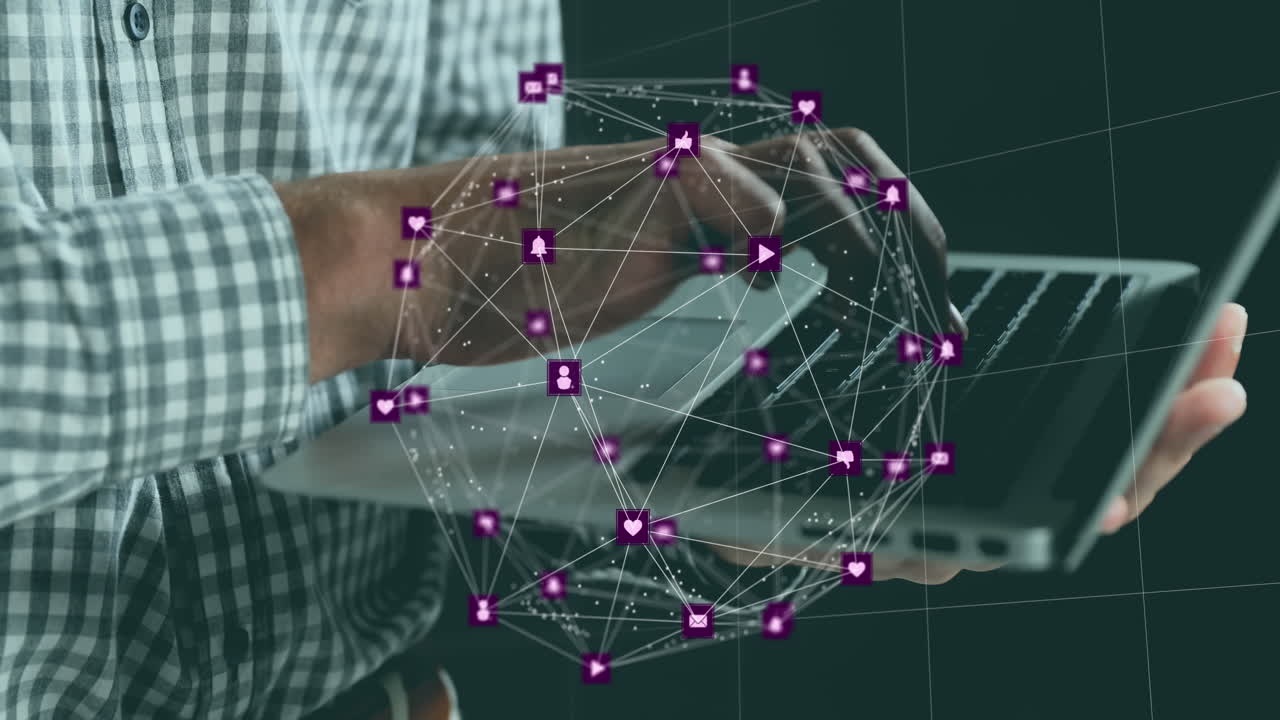 animación de globo de iconos digitales girando sobre la sección media de un hombre usando una computadora portátil en la oficina.