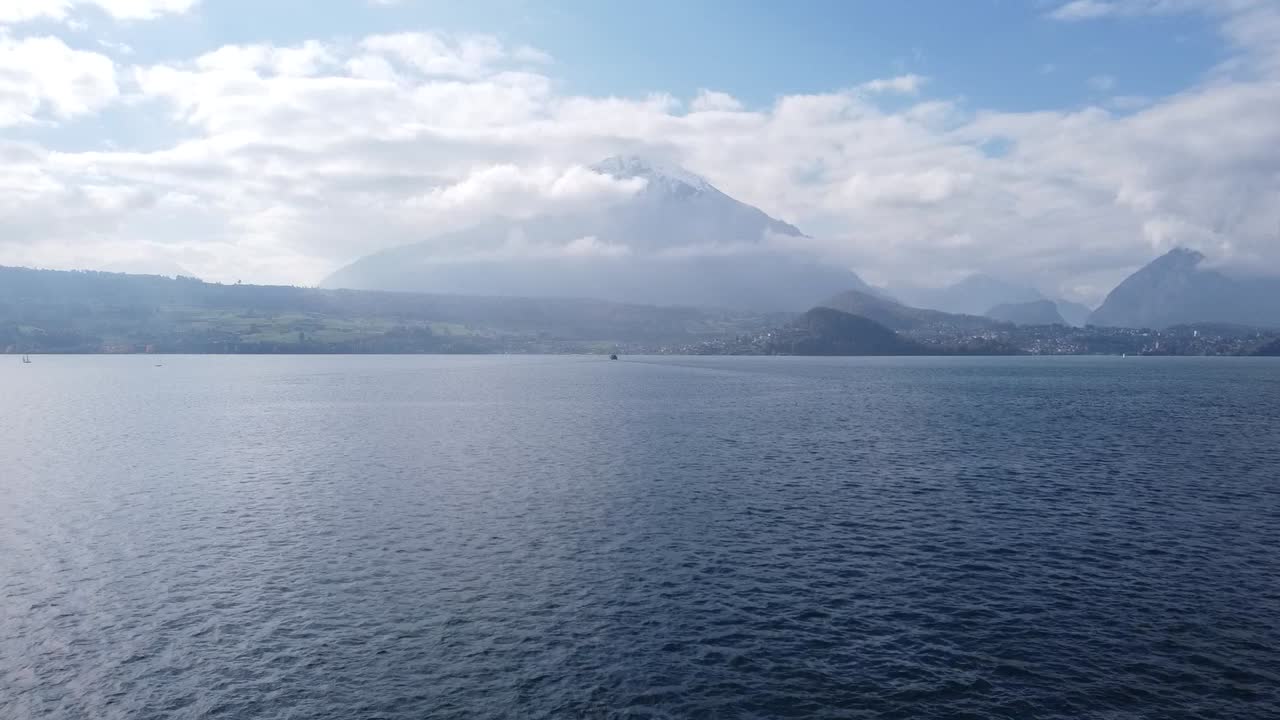 푸른 하늘에 구름 몇 개와 함께 아름다운 눈 덮인 니센까지 툰 호수 위의 드론 비행
