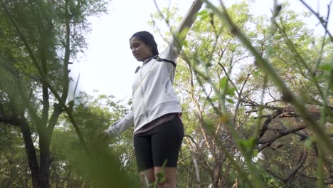 Hermosa-Mujer-Atlética-Ejercicios-Con-Salto,-Saltando-La-Cuerda-En-El-Bosque