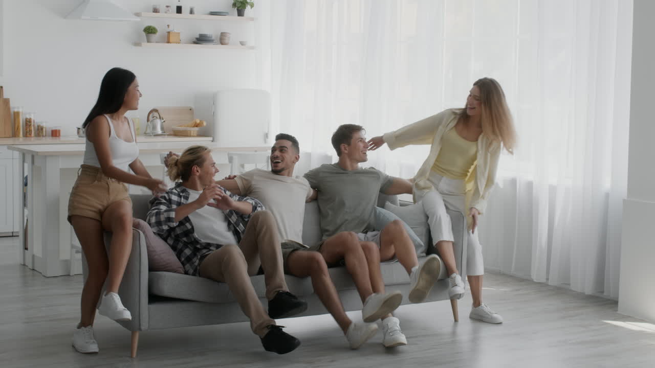 친구 들 이 함께 즐거운 시간 을 보내는 것