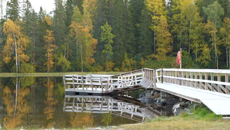 Statische-Aufnahmen-Eines-Holzstegs,-Der-In-Den-Herbstlichen-See-Hinausragt