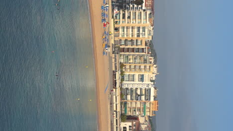 video vertical de blanes en la costa brava de girona playa principal copia azul espacio mar en primer plano