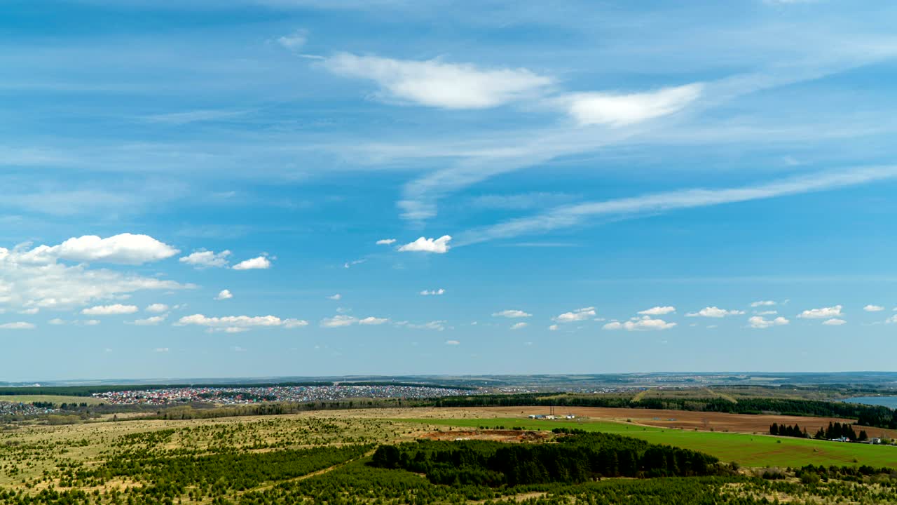 아름다운 여름 풍경의 항공 영상, 평평한 지형 위를 날아다니는, 타임 스, 새의 시야에서 아름다운 여름 풍경을, 비디오 루프