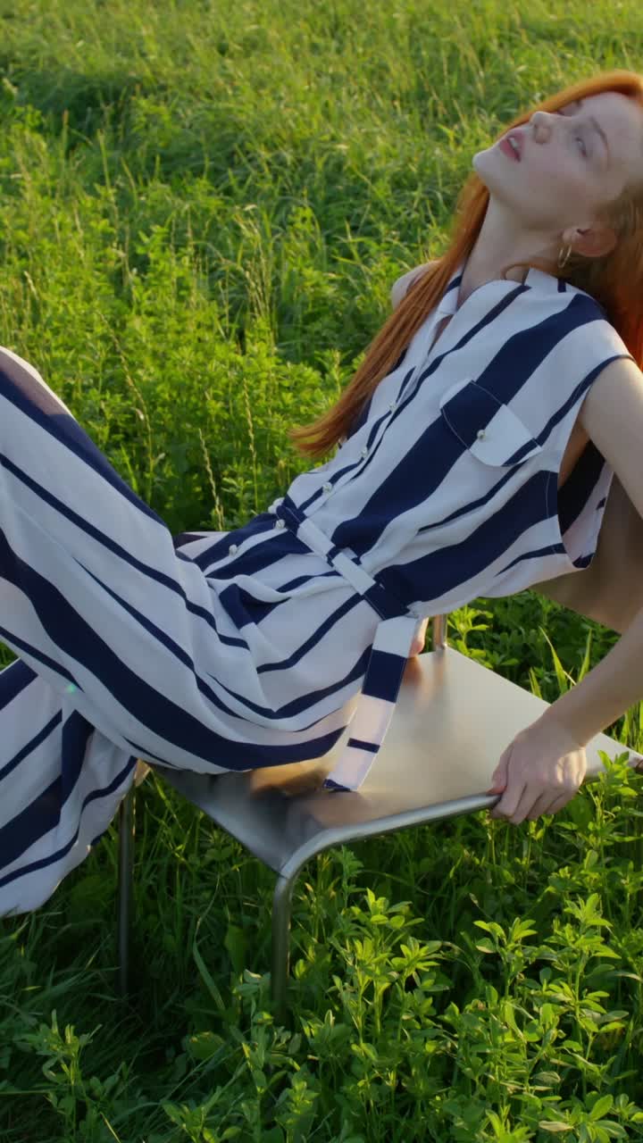 줄무 복장 의 세련 된 여자 야외