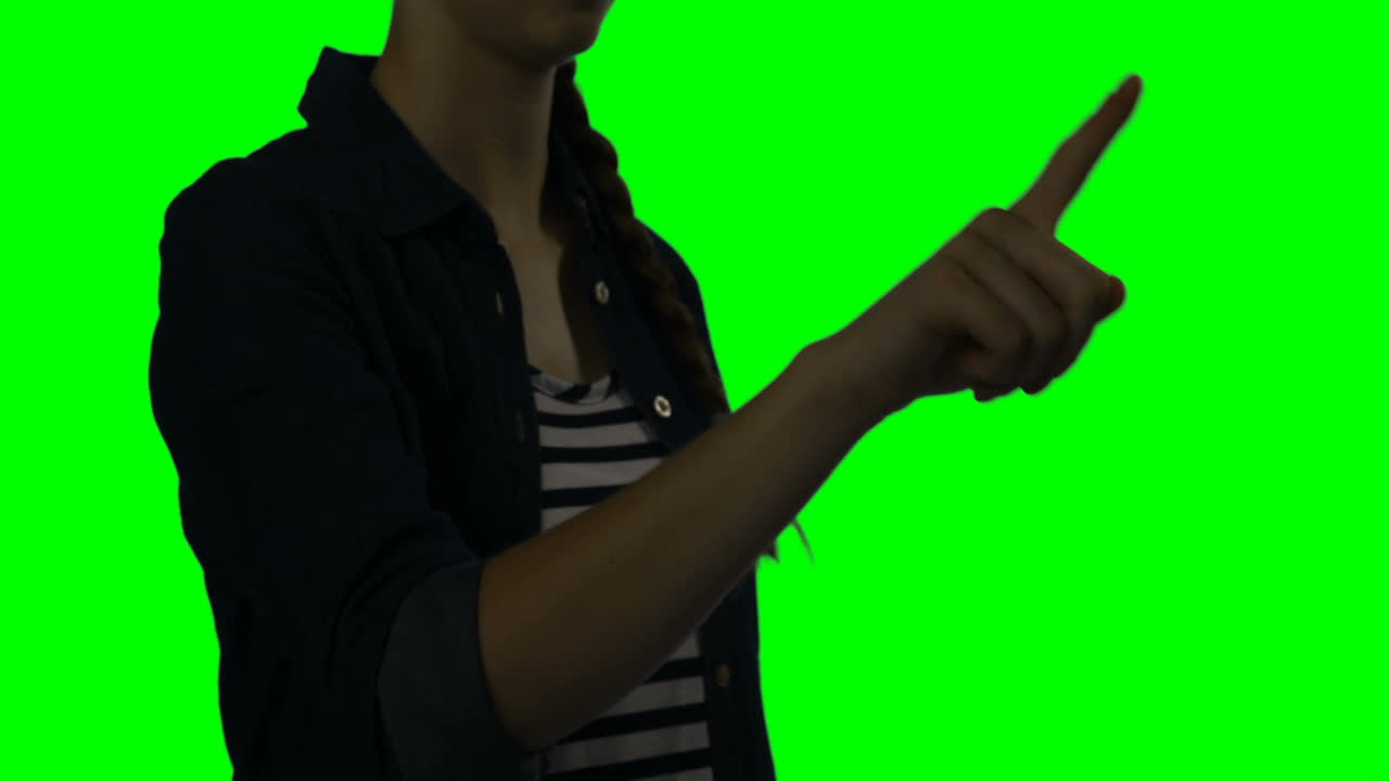 sección media de una mujer usando una pantalla digital 4k