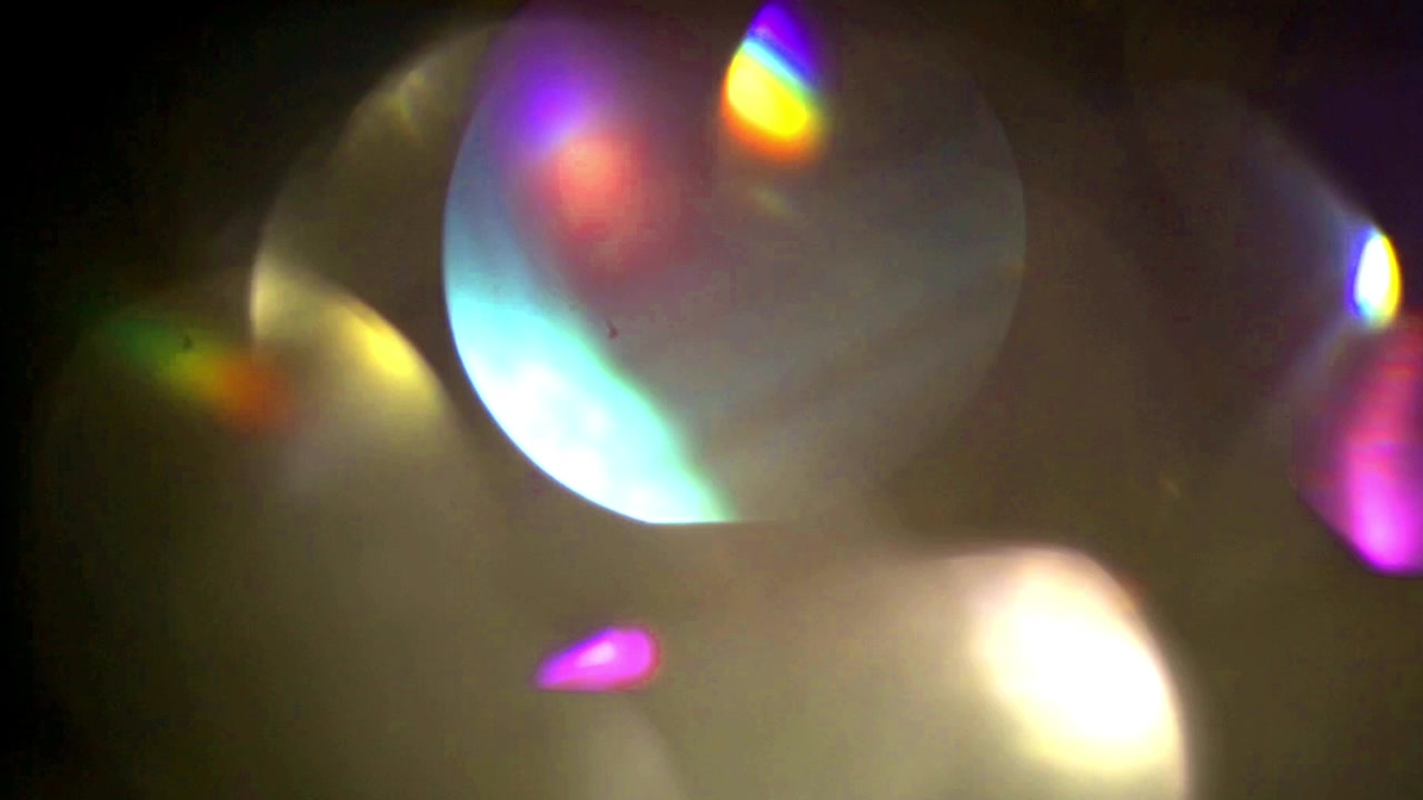 Effetti astratti di light leaks e lens flare su sfondo nero