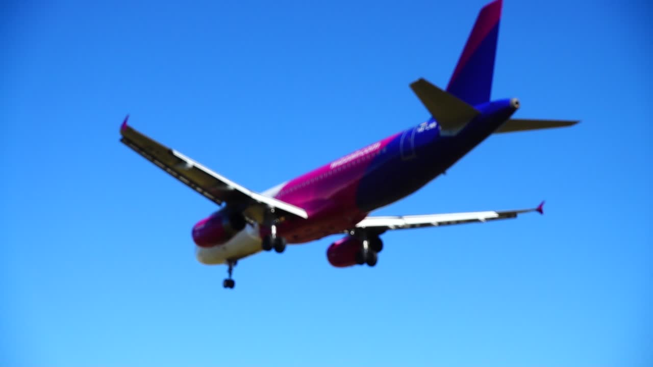 L'avion atterrit sur la piste à l'aéroport. Ralenti. Flou