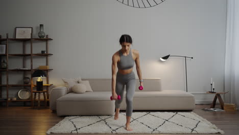 mujer haciendo ejercicios con pesas en casa