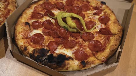 disparo rotativo de deliciosas pizzas italianas entregadas en cajas en la mesa, pizza con corteza quemada