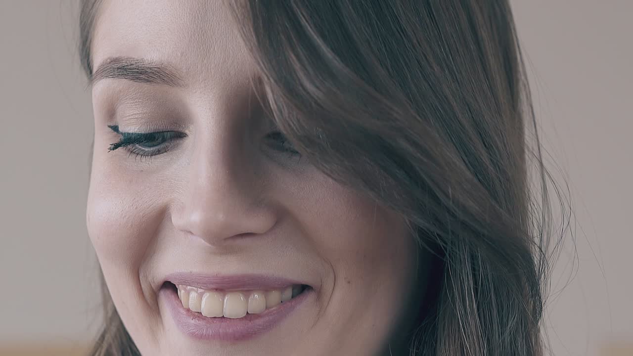 hermosa mujer feliz y sorprendida sobre un fondo gris claro