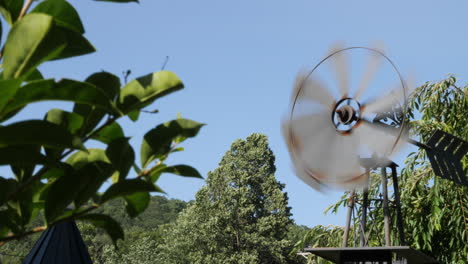 Nahaufnahme-Einer-Windmühle-Auf-Dem-Bauernhof,-Die-Sich-Im-Wind-Dreht