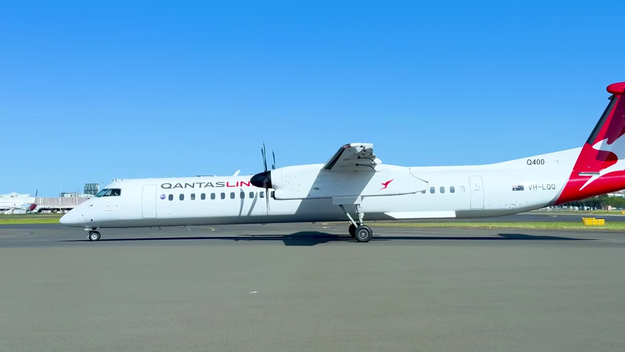 aviones en movimiento en la pista de aterrizaje en el aeropuerto de sydney