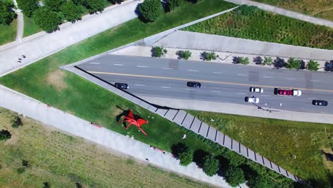 panorámica aérea del parque de esculturas de seattle con automóviles circulando por la carretera por debajo