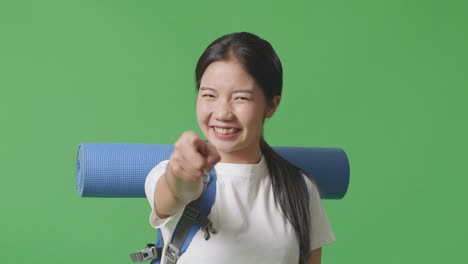 행복한 젊은 여성이 가리키고