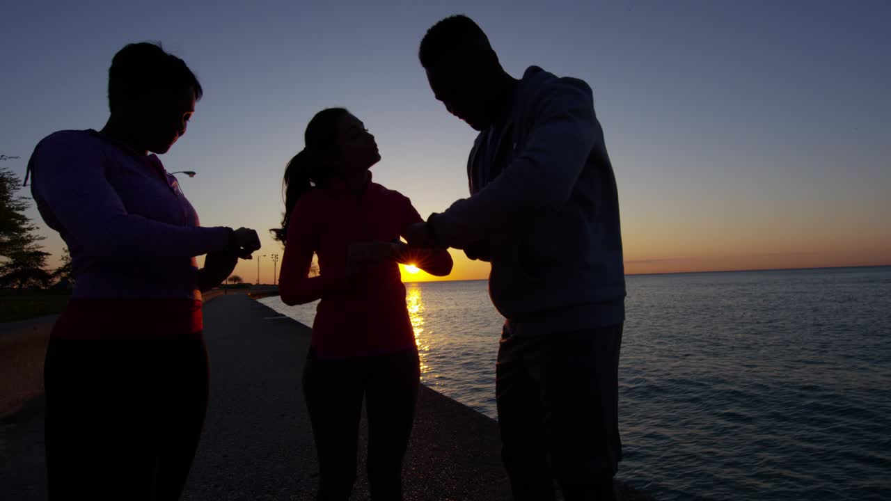 여러 민족의 친구들이 호수 에서 휴식을 취하고 있습니다.