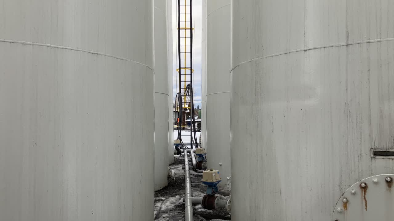 plano medio de una gran planta de combustible a granel con tuberías y válvulas en movimiento