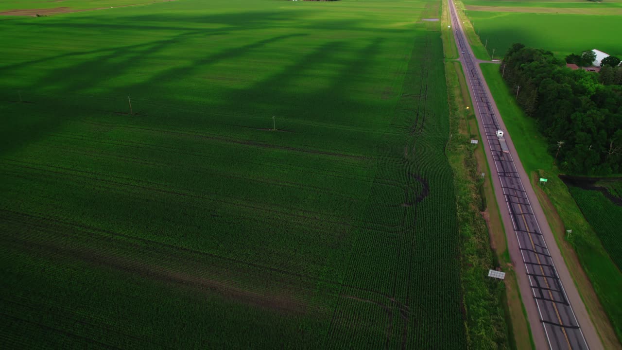 농업 을 통해 시골 고속도로를 운전하는 반 트럭 스테프 데크 트레일러를 따라 공중 전망