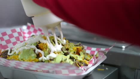 Hinzufügen-Von-Saurer-Sahne-Zu-Den-Mit-Carne-Asada-übergossenen-Pommes-Frites-–-Food-Truck-Serie