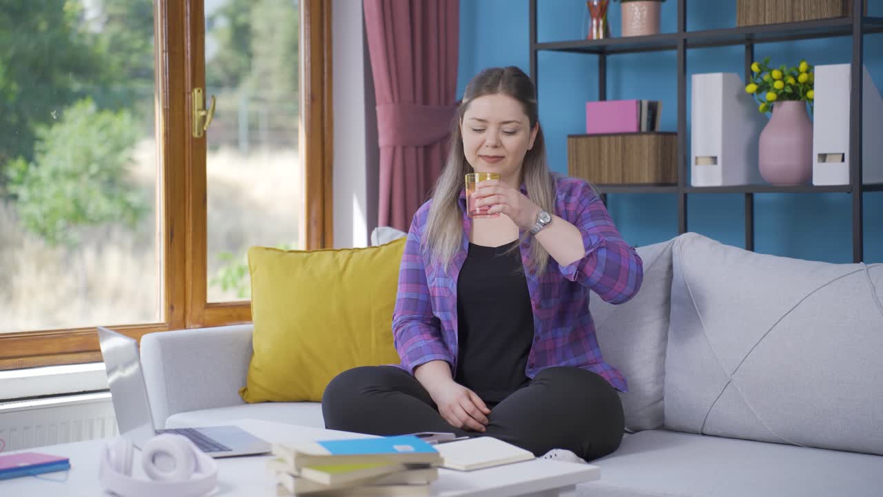 la joven que bebe agua.