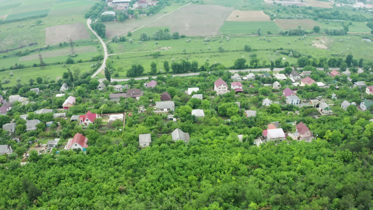 взгляд с воздуха на сельскую деревню