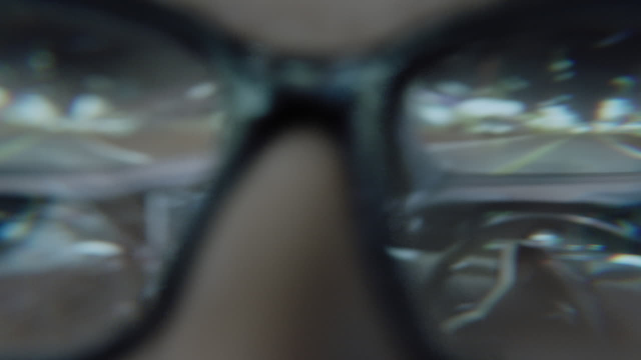 interior del coche borroso por la noche