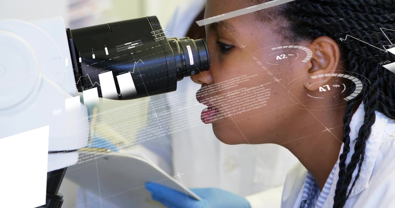 L'instructeur pointe, le stagiaire observe au microscope et fait la mise au point, tandis que des superpositions de données défilent pour le laboratoire