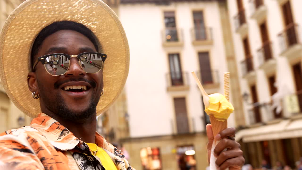 Uomo che gusta un gelato per strada