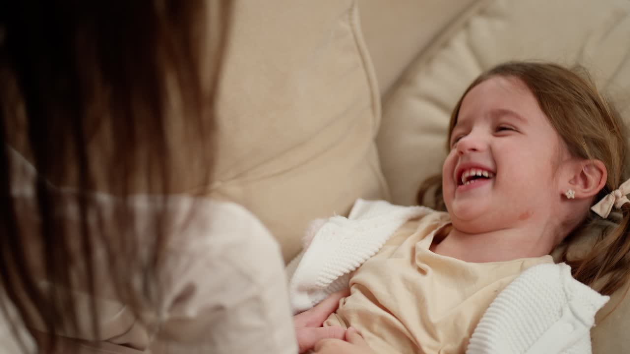 행복한 가족의 개념을 위해 딸과 함께 놀고 있습니다.