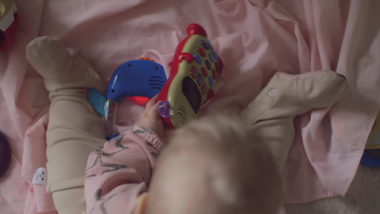 아기가 집에서 인터랙티브 장난감을 가지고 놀고 있습니다.