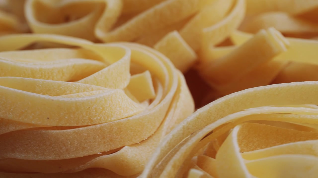 Primo piano di nidi di tagliatelle crude