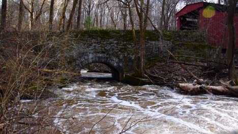 agua que fluye bajo un puente de piedra