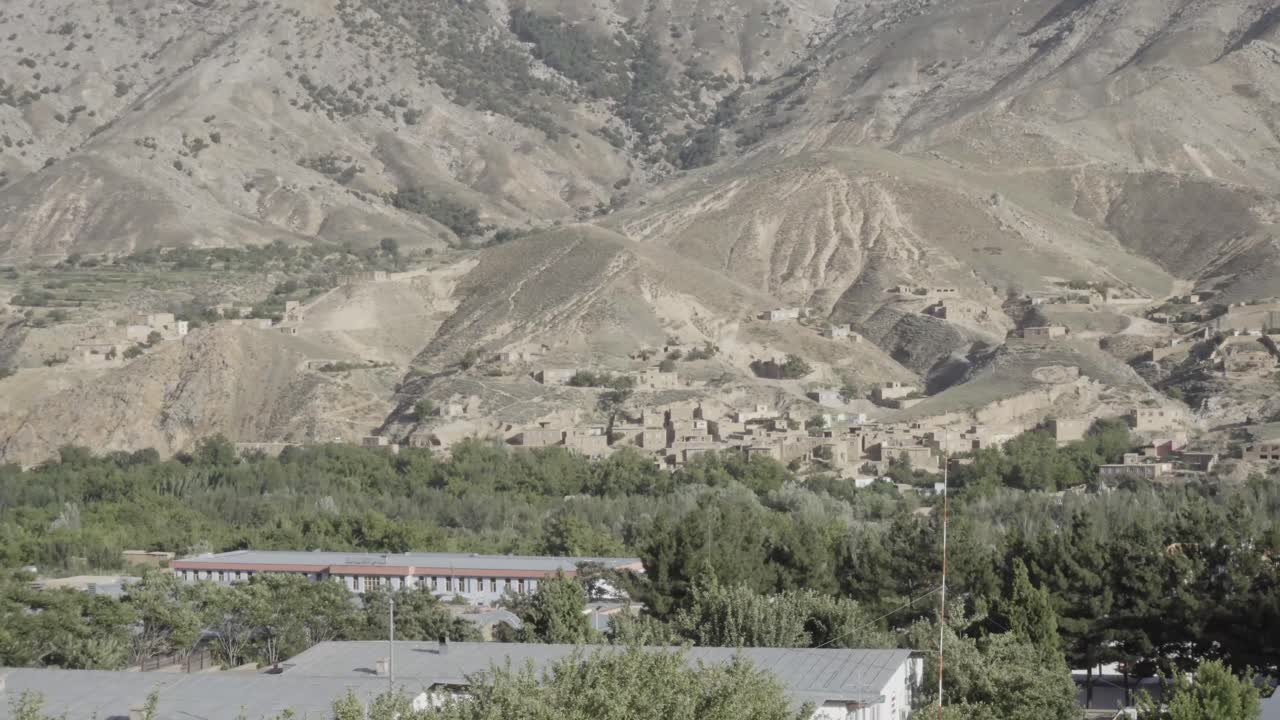 pueblo de color marrón situado en el valle de panshir, vista a distancia