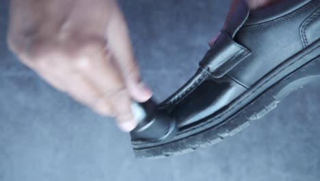 el pulido de zapatos de cuero negro