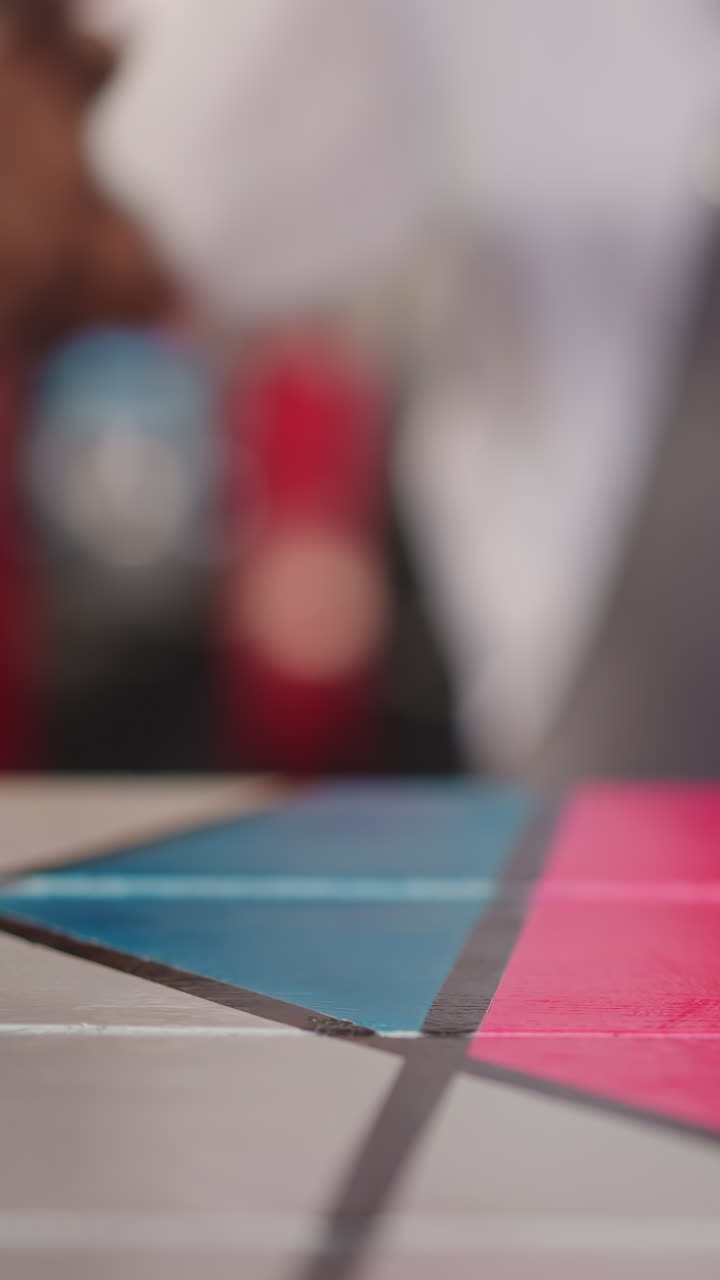 el camarero limpia la encimera en el primer plano de la barra. el camarero afroamericano hace la limpieza después del turno de trabajo. el barman negro elimina la suciedad de la superficie de la mesa