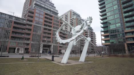 escultura en un parque público en el centro de toronto en invierno