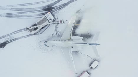 Descongelación-Del-Ala-De-Un-Avión-De-Negocios-En-Condiciones-Invernales-Nevadas,-De-Arriba-Hacia-Abajo