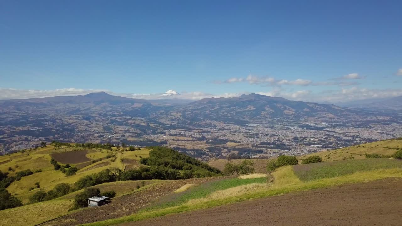 에콰도르의 넓은 시골 옆에 펼쳐진 농지