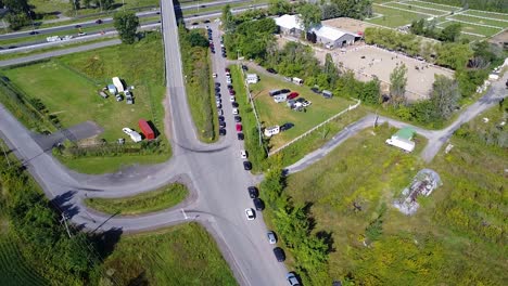 Überflug-Von-Ställen-Mit-Geparkten-Autos-Auf-Der-Straße