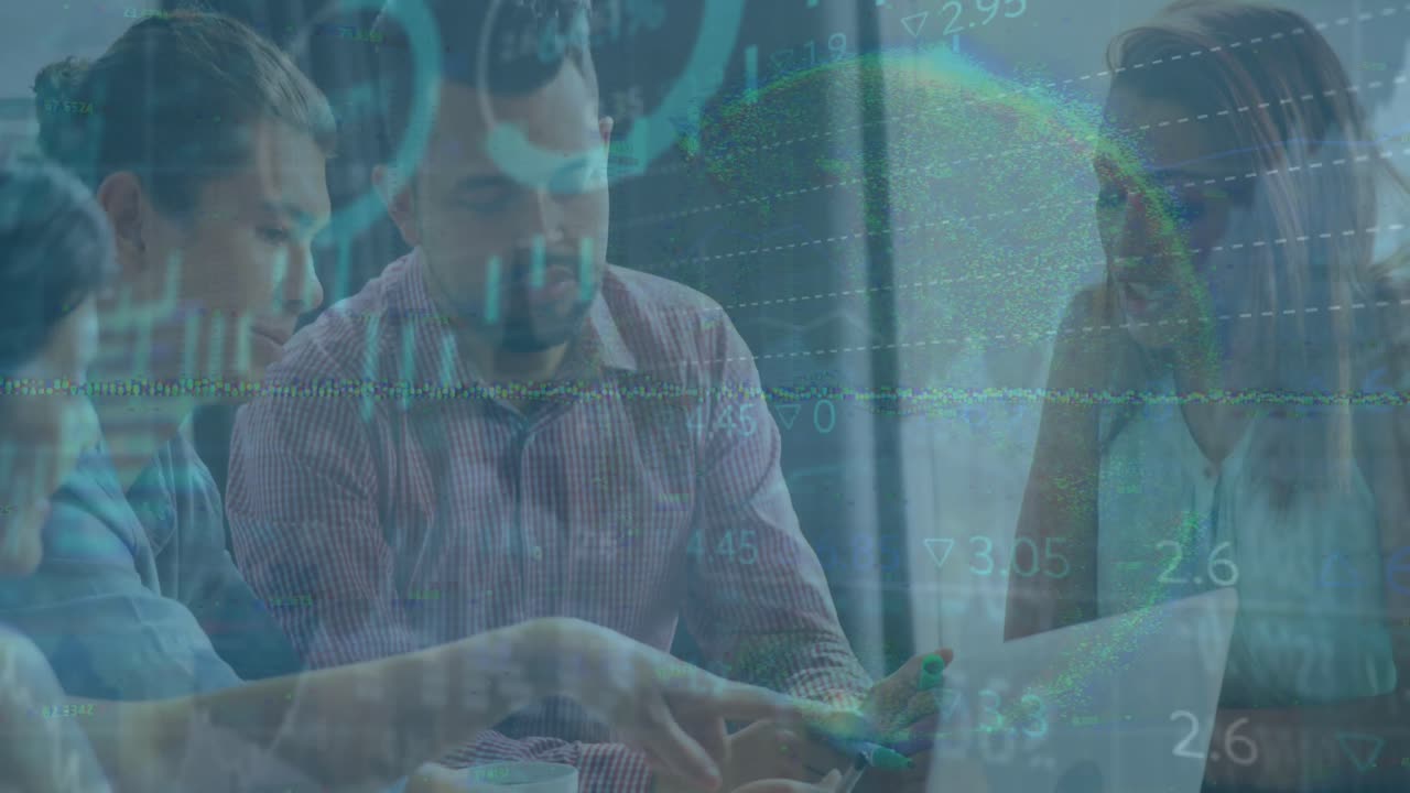 animación del procesamiento de datos del mercado de valores sobre diversos colegas discutiendo sobre la computadora portátil en la oficina