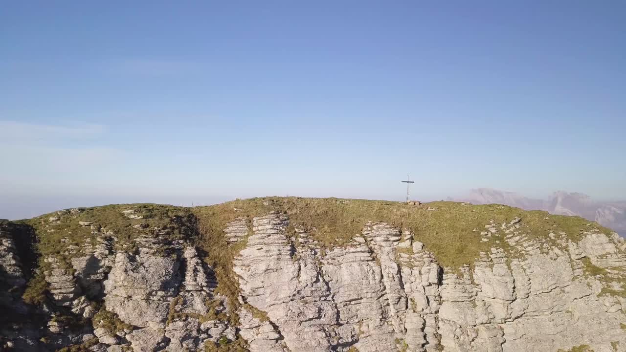 스위스의 leistchamm 산에서 정상 십자가의 드론 샷
