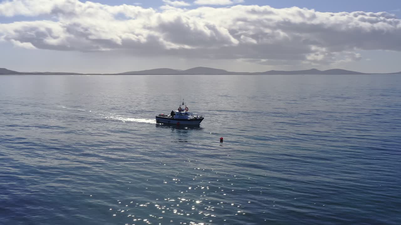 Prise de vue aérienne d’un petit bateau sur l’océan près de l’île de Harris, Hébrides