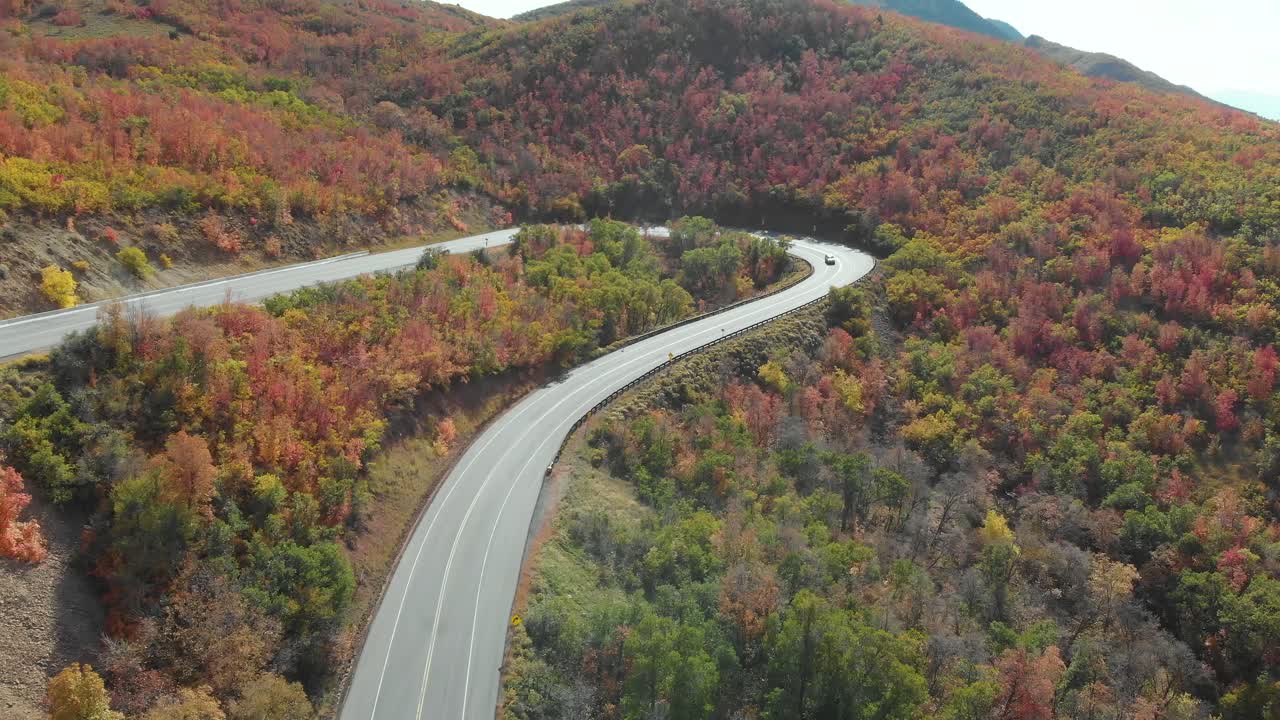 Luftoptagelse med indzoomning af biler på Emigration Canyon Road i efteråret, Utah, USA.